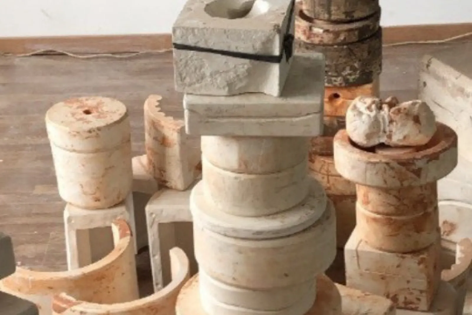 "Producción y experimentación en cerámica contemporánea: barro, forma, cubierta y fuego"