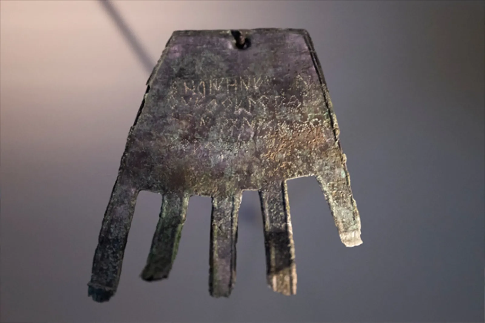 Exposición de "La Mano de Irulegi" y "El Hombre de Loizu" en el Museo de Navarra