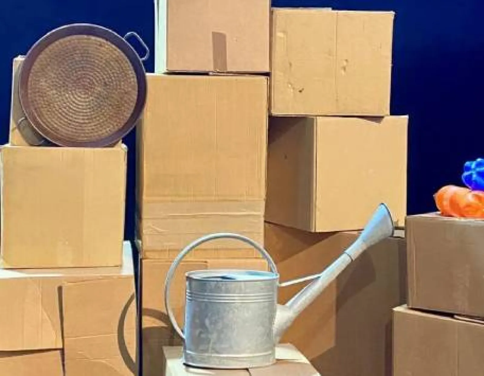 Entre cajas — Cia. Uniso