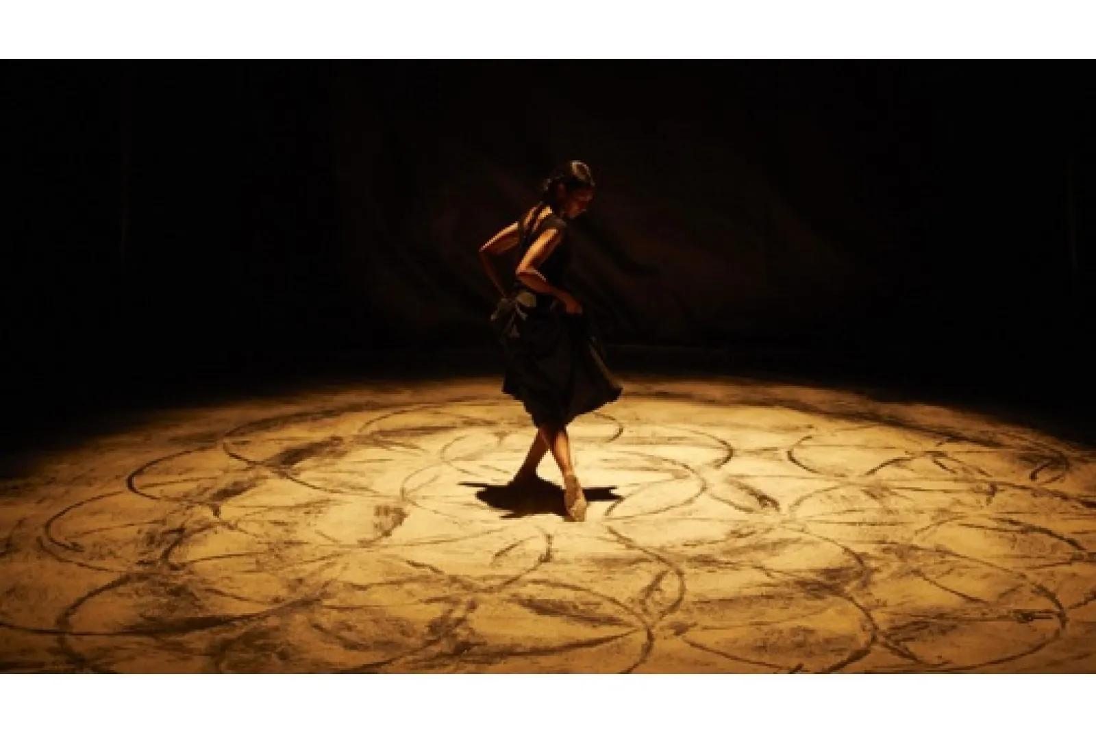 ENCUENTROS DE PAMPLONA 2026: "aSH, A piece by Aurélien Bory for Shantala Shivalingappa"